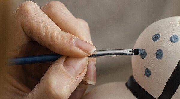 close_up_de_maos_pintando_item_de_ceramica_1_2500_2500