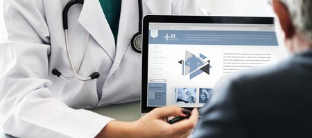 doctor-suggesting-hospital-program-patient