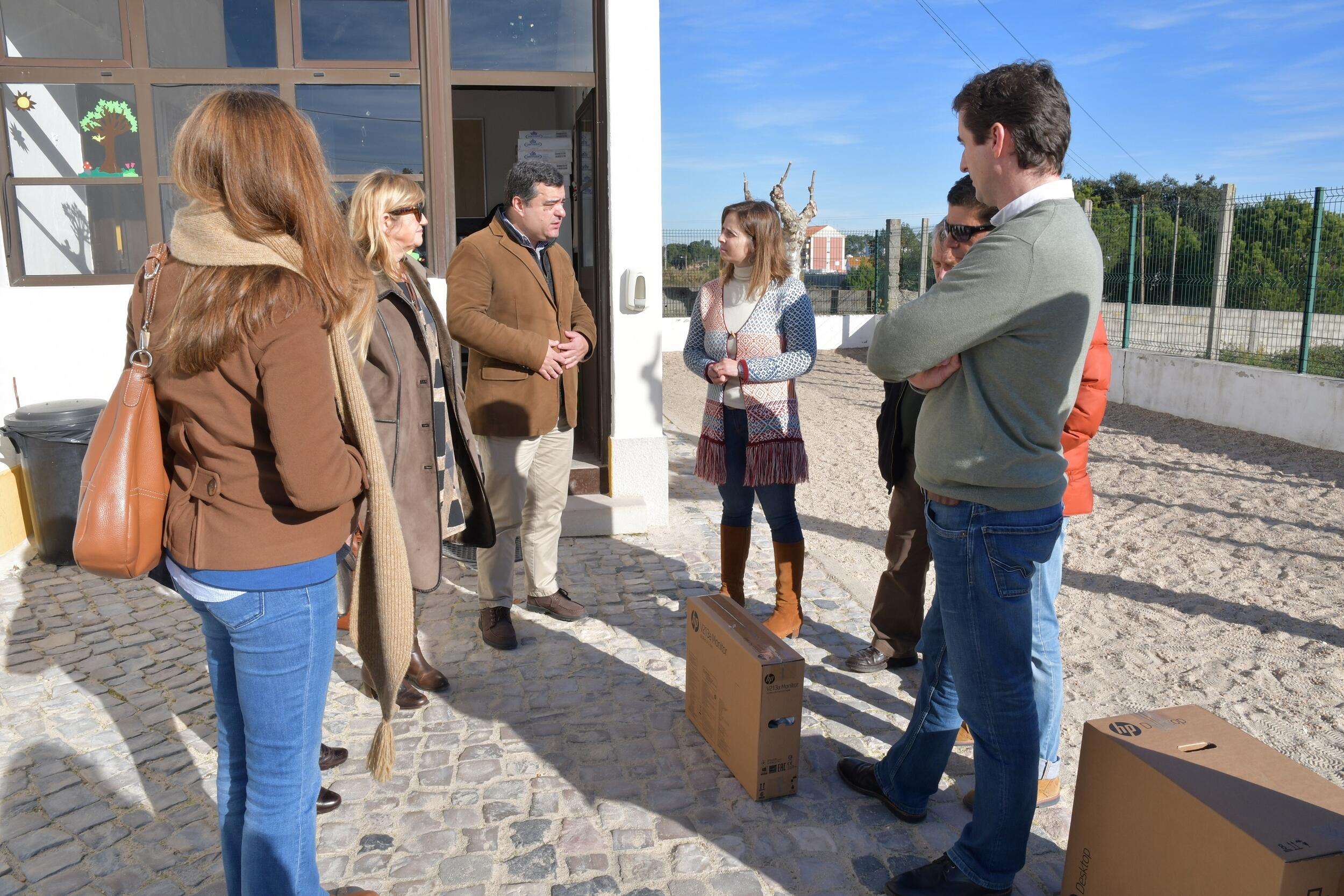 computadores_escola_pegoes