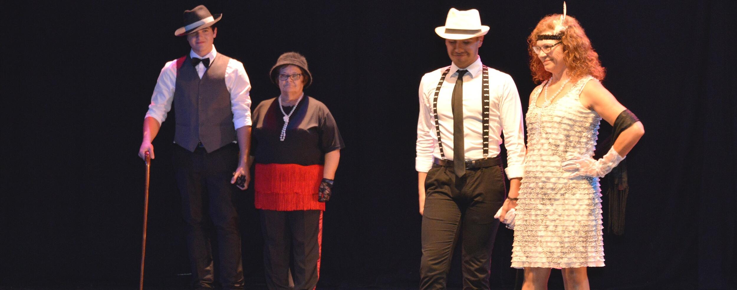 Jovens e Idosos desfilaram no CTJA 