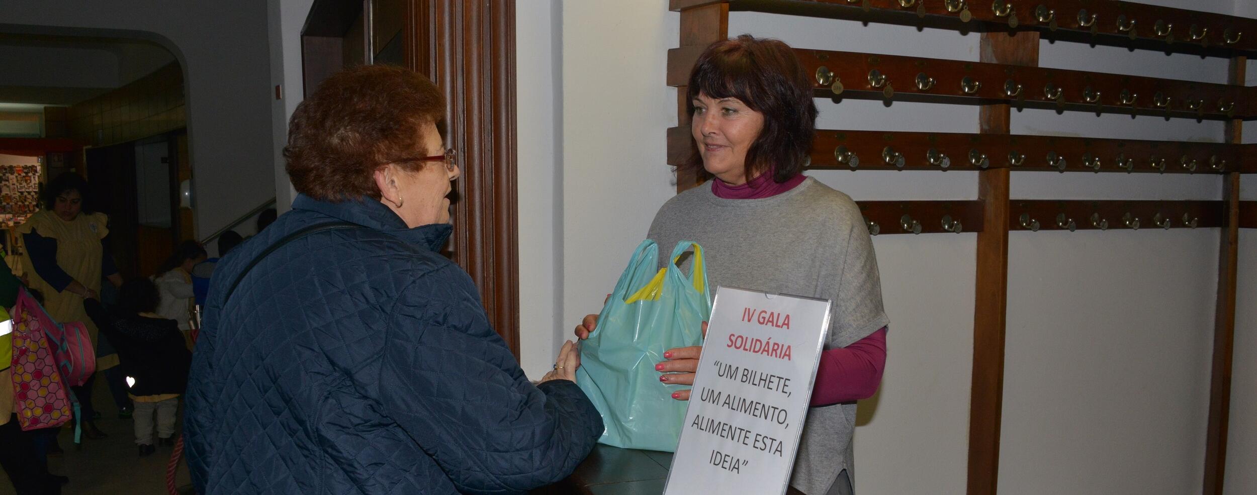 Gala Solidária reúne alimentos