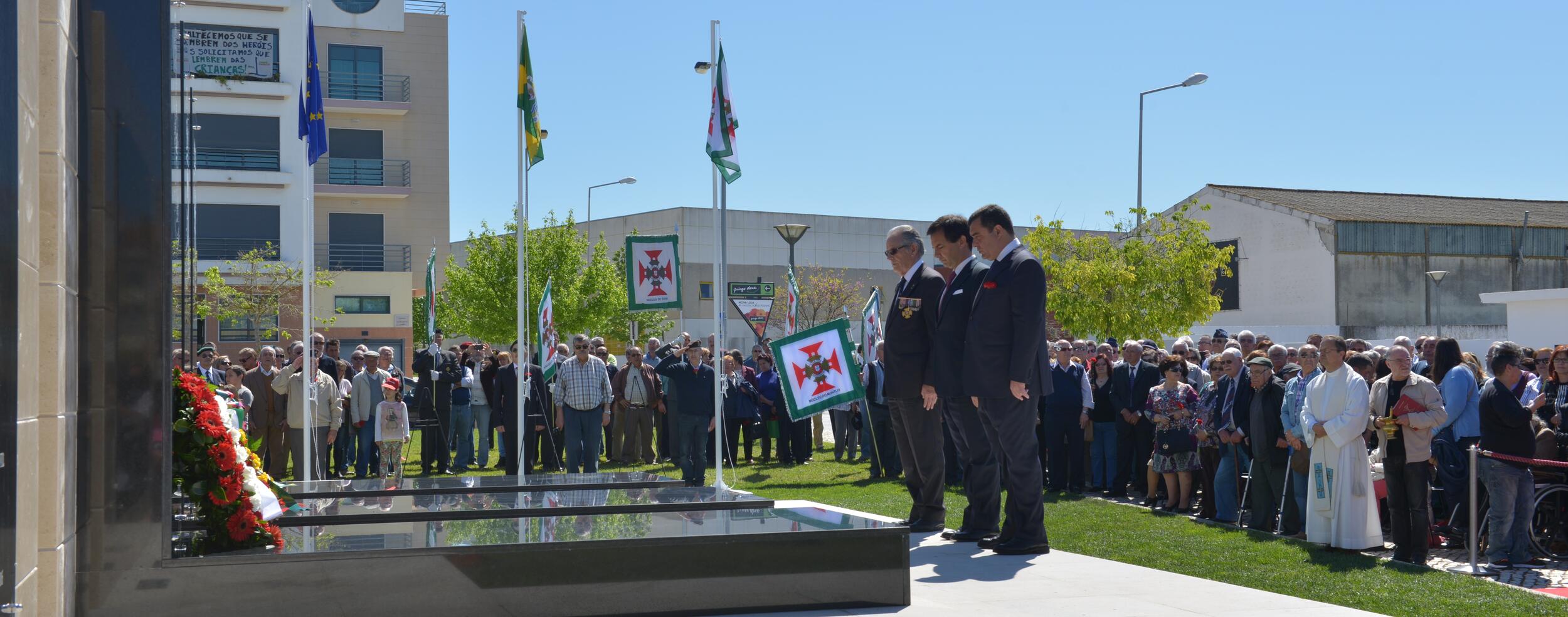 Inauguração de memorial com centenas de pessoas