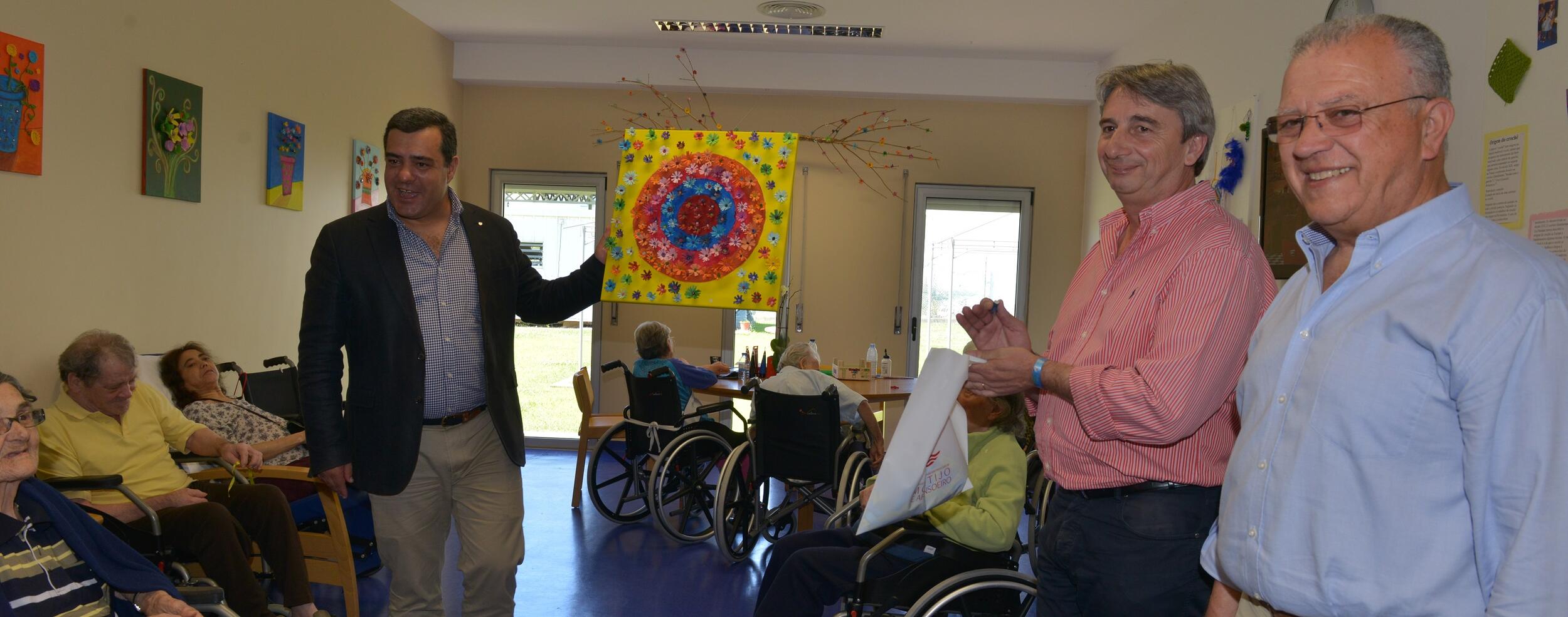 Utentes de IPPS’s criam flores de papel