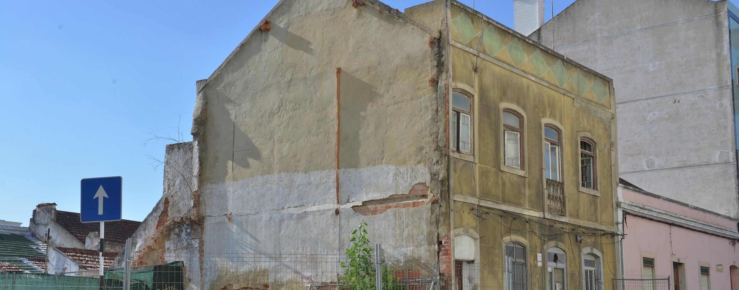 Consignada demolição do edifício em ruína na Rua José Joaquim Marques