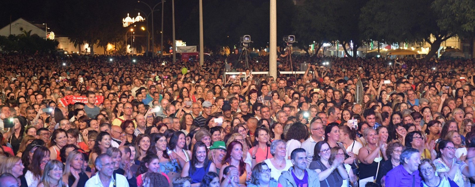Tony Carreira aplaudido por milhares na despedida das Festas