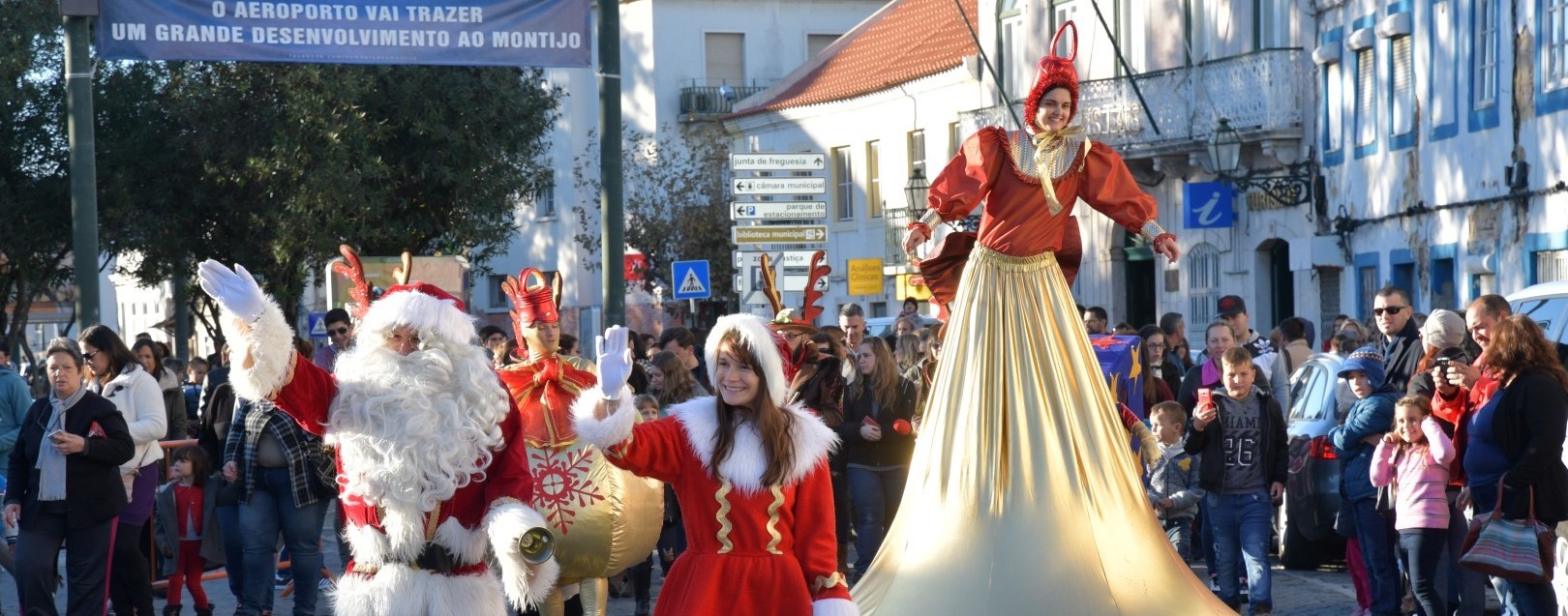 Centenas de pessoas na Parada do Pai Natal