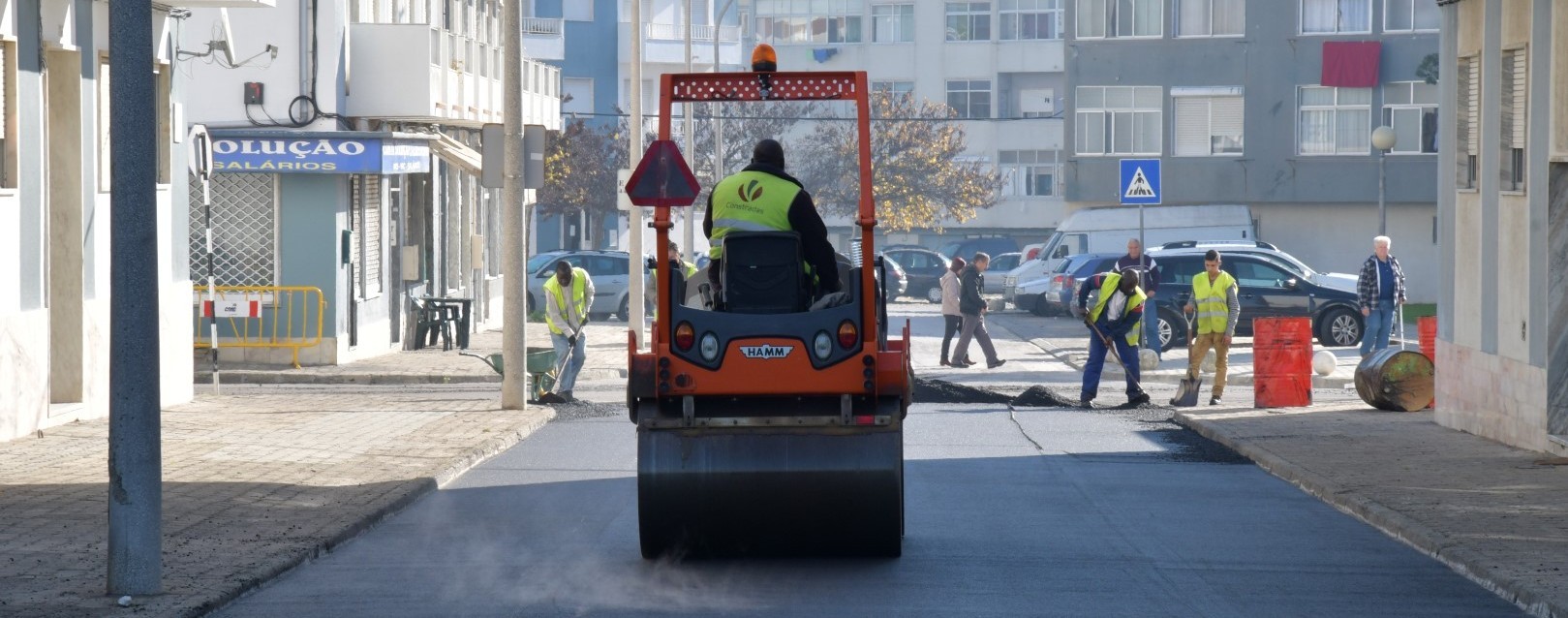 Pavimentações, semaforização e qualificação de parque infantis na cidade 