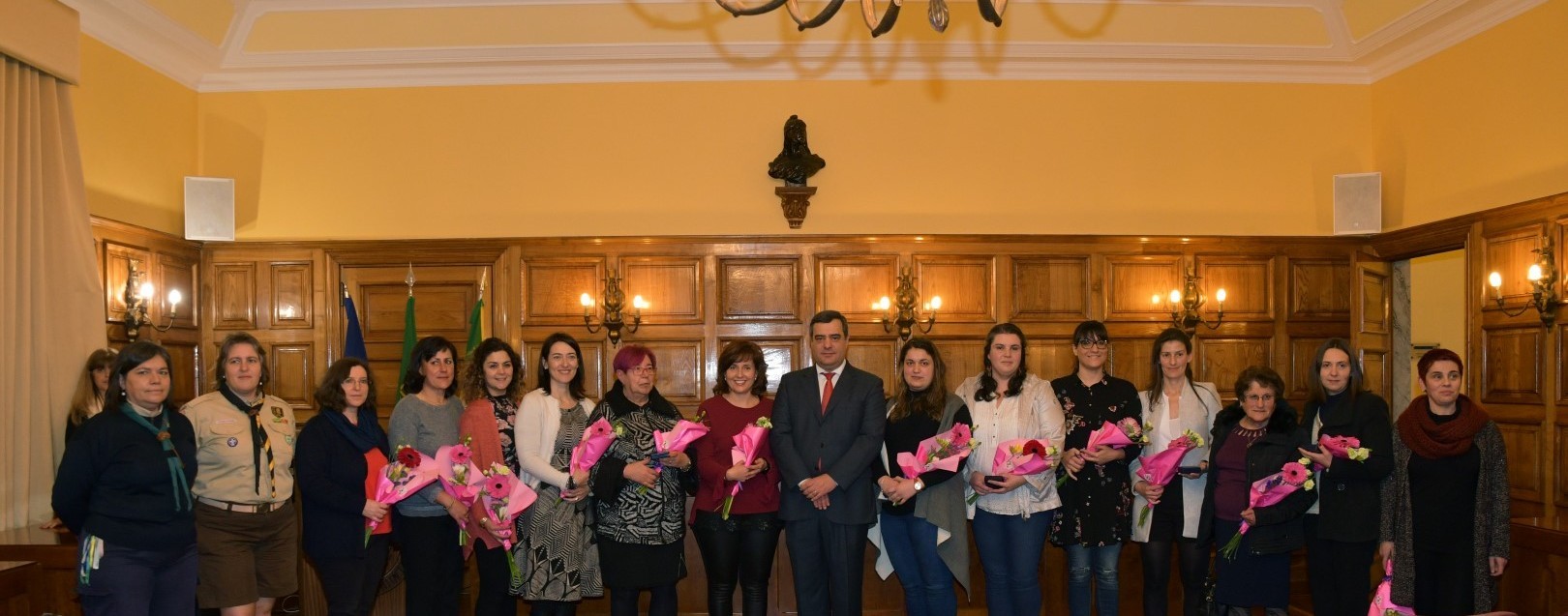 Câmara homenageia mulheres do concelho (c/vídeos)