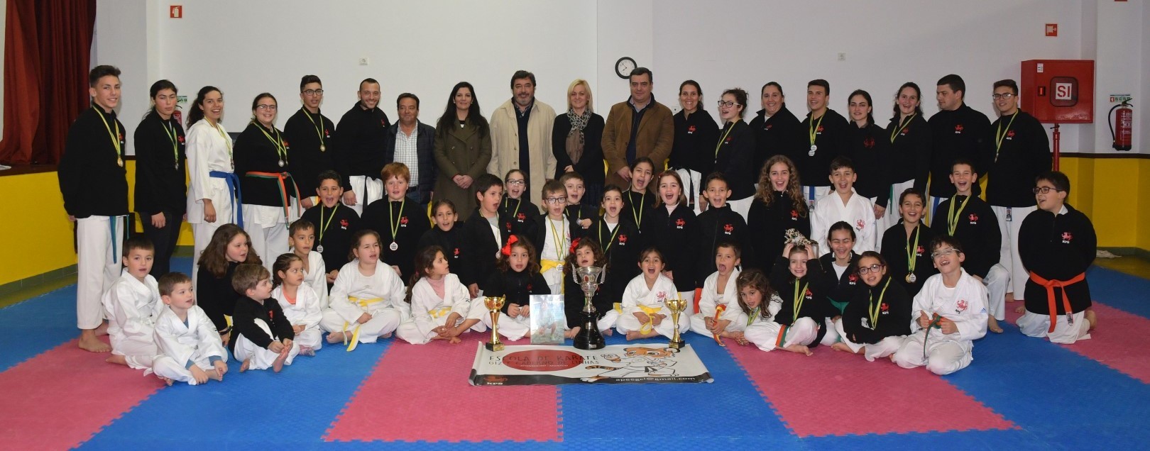 Escola Karaté Giz e Caderno de Linhas conquista troféus