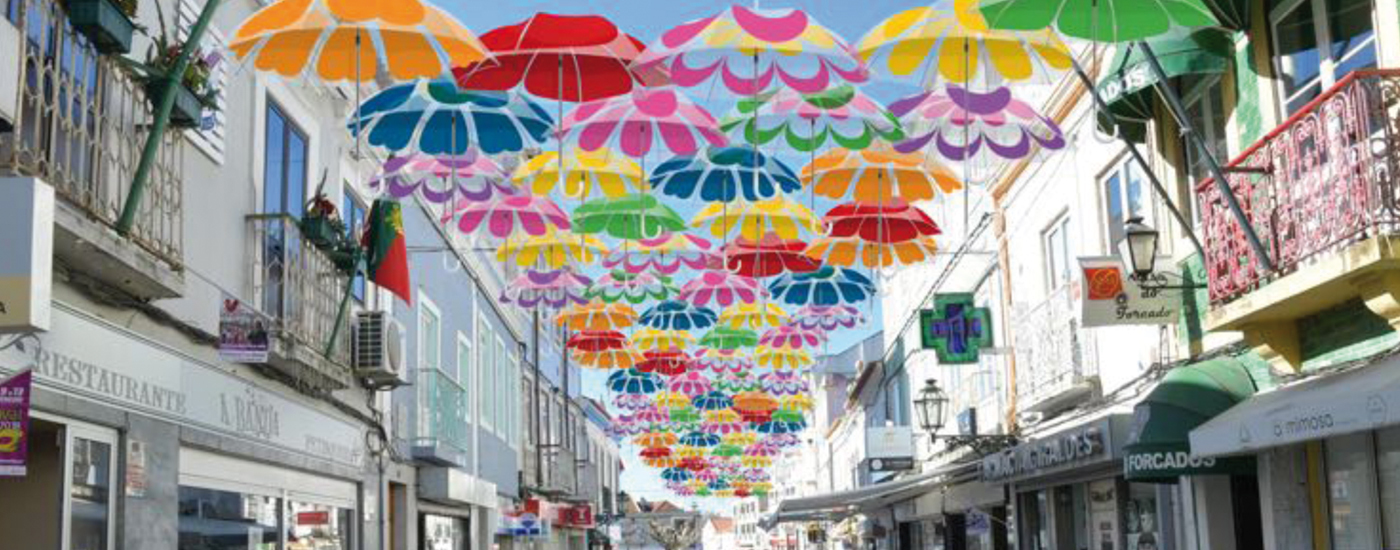 Montagem de estrutura aérea de chapéus de chuva 