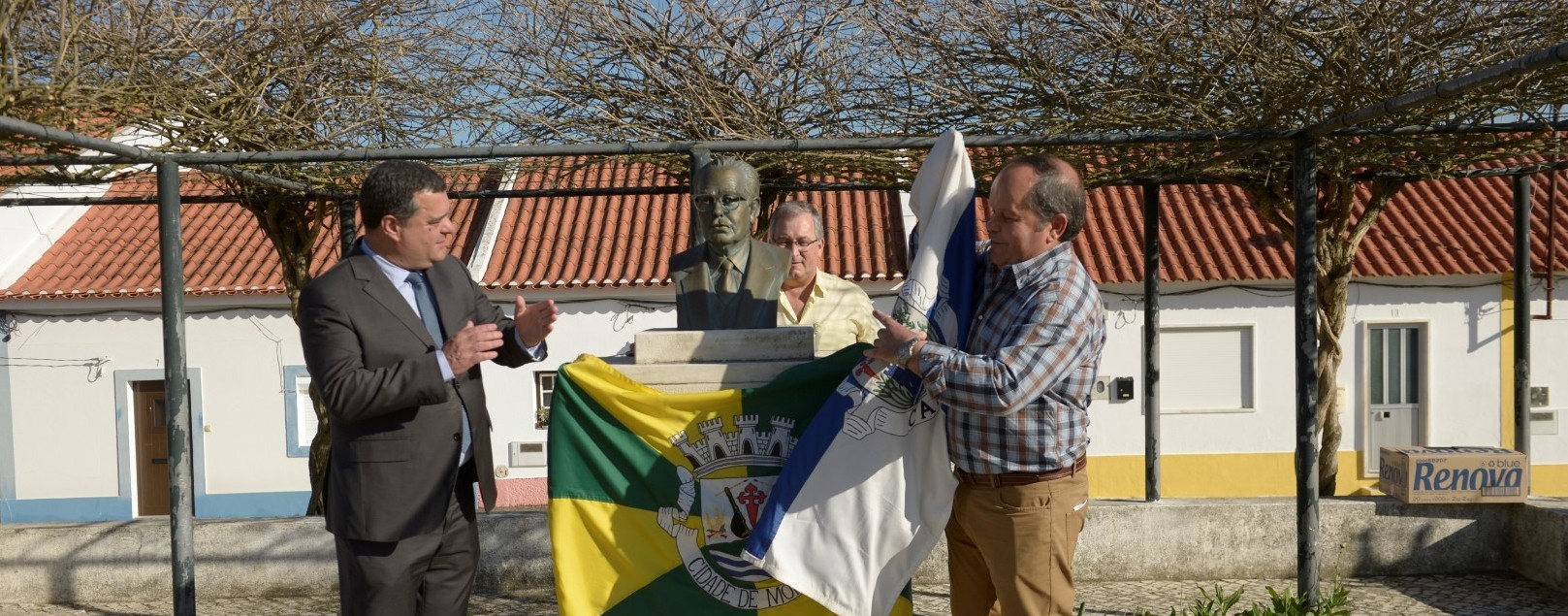 Canha celebra Dia da Vila com reposição do busto de Manuel Maurício
