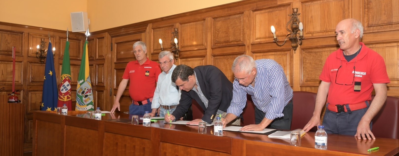 Câmara assina protocolos com bombeiros