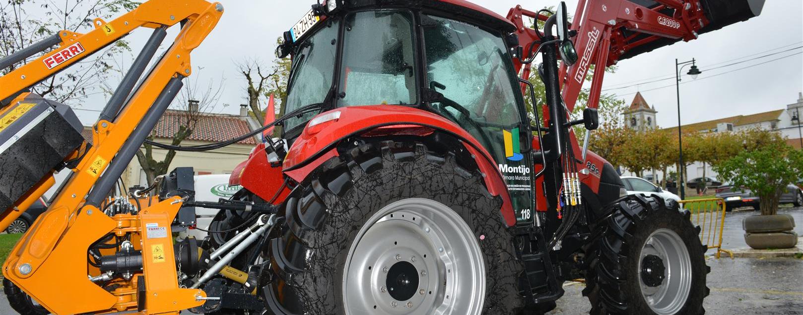 Junta de Freguesia de Atalaia e Alto Estanqueiro-Jardia com novo trator