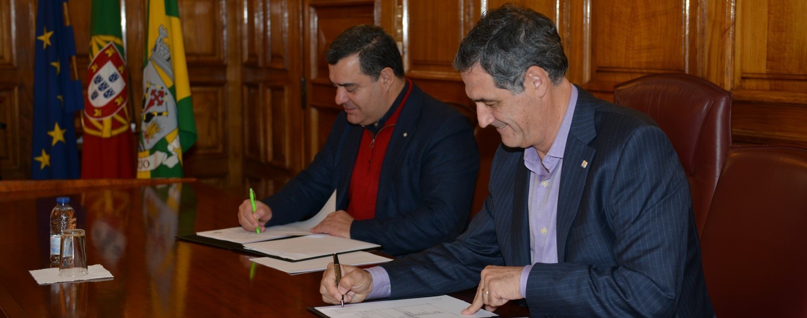 Câmara assina contrato com Repsol para arrelvamento sintético do campo do Afonsoeiro e novas ambu...