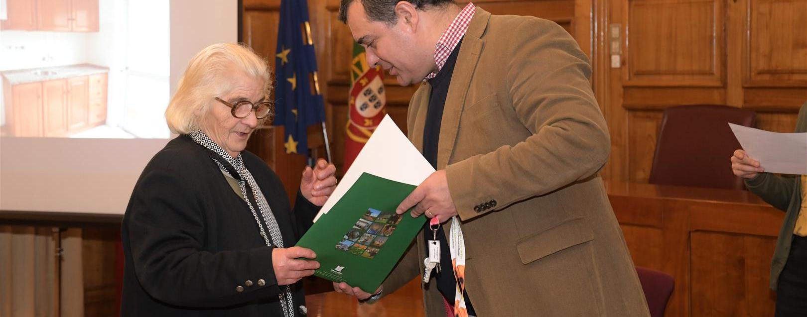 Uma dúzia de famílias recebe chaves de nova habitação em vésperas de Natal