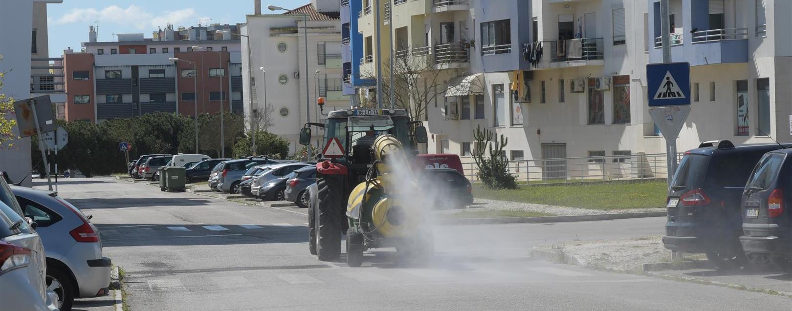 COVID-19 \\ Câmara realiza operação de desinfeção de ruas
