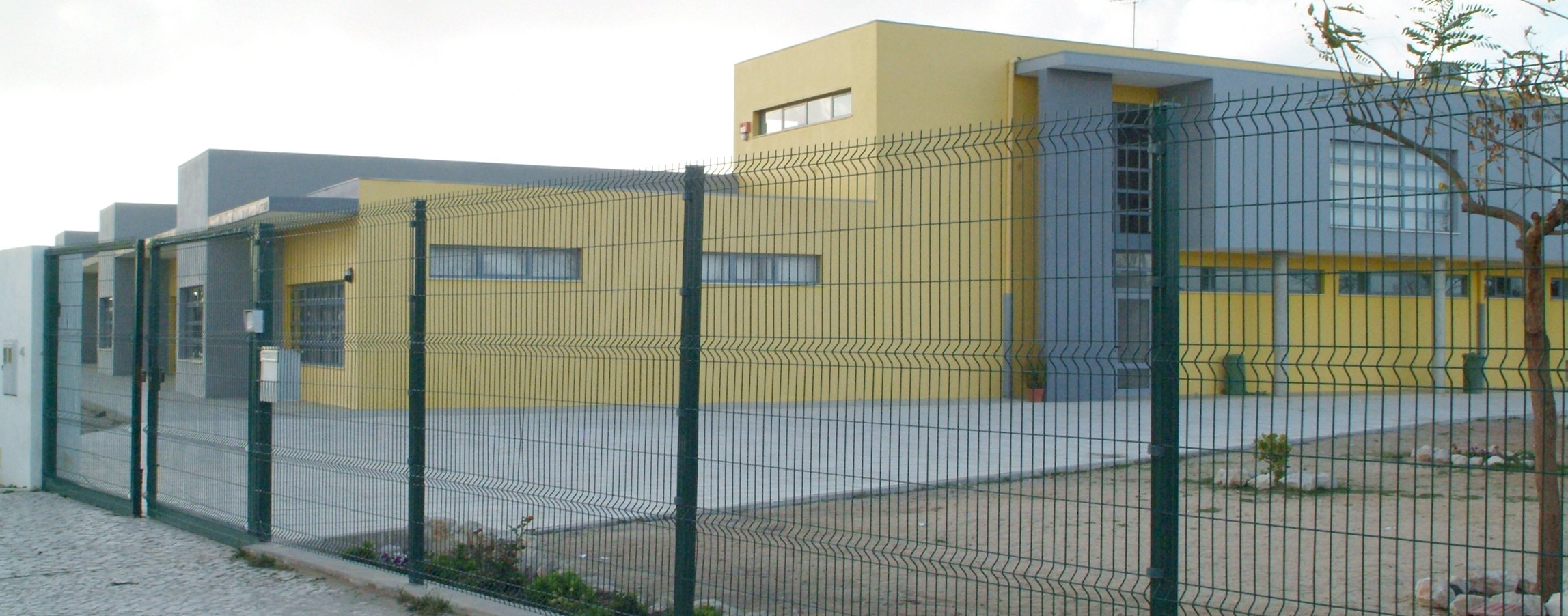 COVID-19 \\ Creches, Escolas Abertas e Refeições Escolares (escalões A e B)