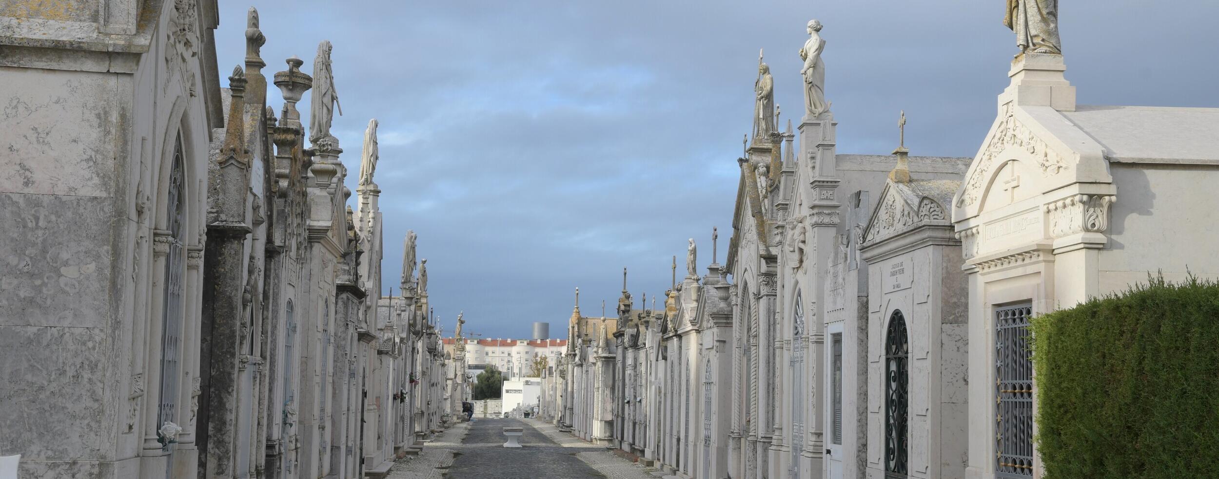 Cemitérios Municipais com novo horário até 2 de novembro