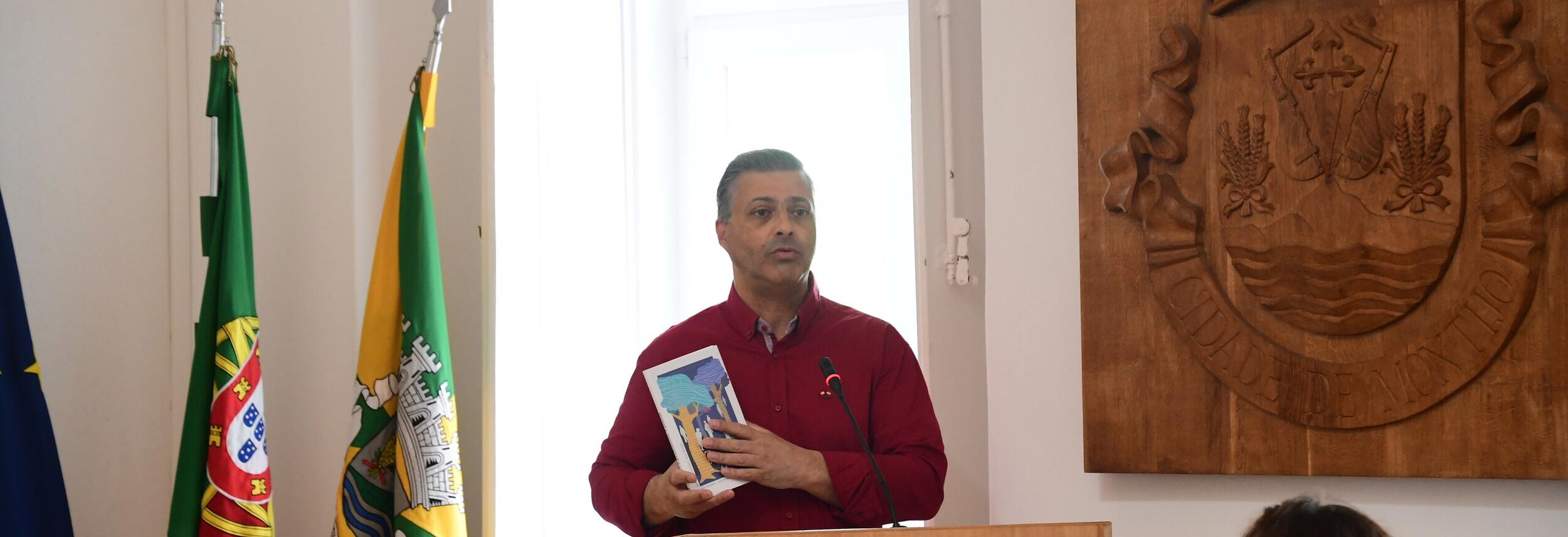 Autarquia apresenta a mais recente obra da coleção poesia