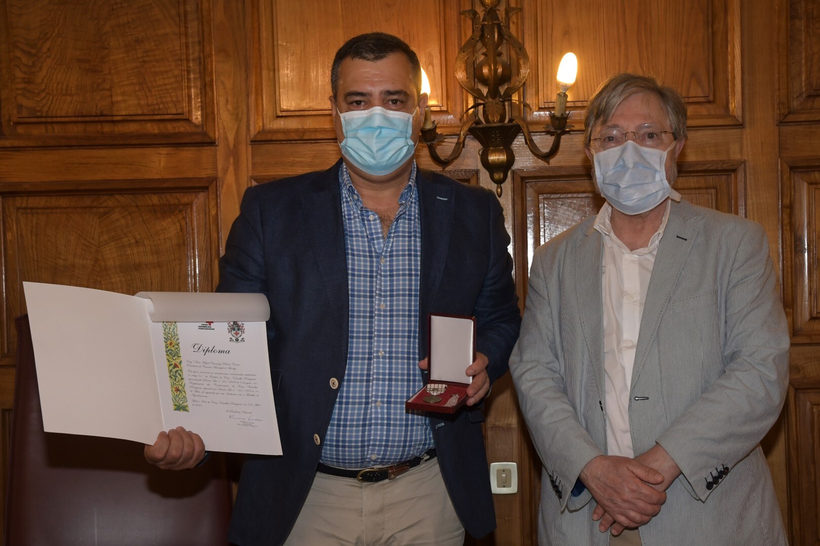 Presidente condecorado pela Cruz Vermelha Portuguesa