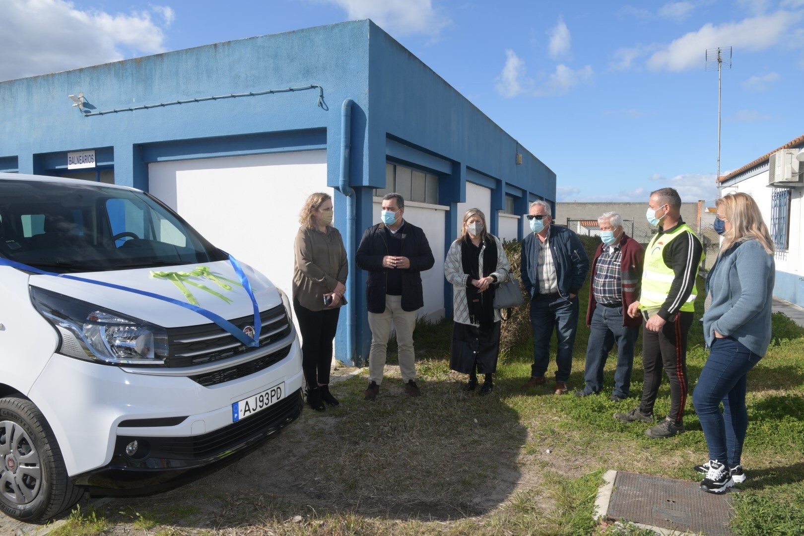 Sarilhos Grandes com novo veículo para transporte de crianças e idosos