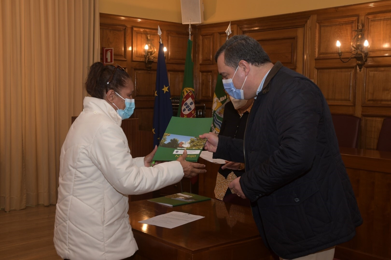 Câmara Municipal assina contrato com dez famílias