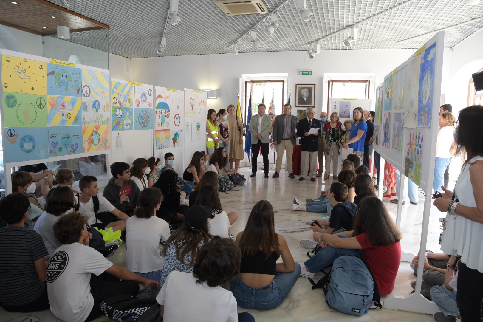 Cartazes sobre a Paz na Biblioteca