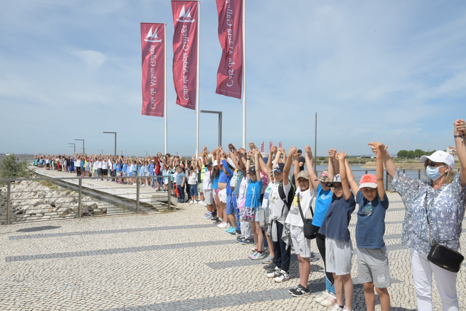 Corrente do Oceano leva mais de mil crianças à frente ribeirinha