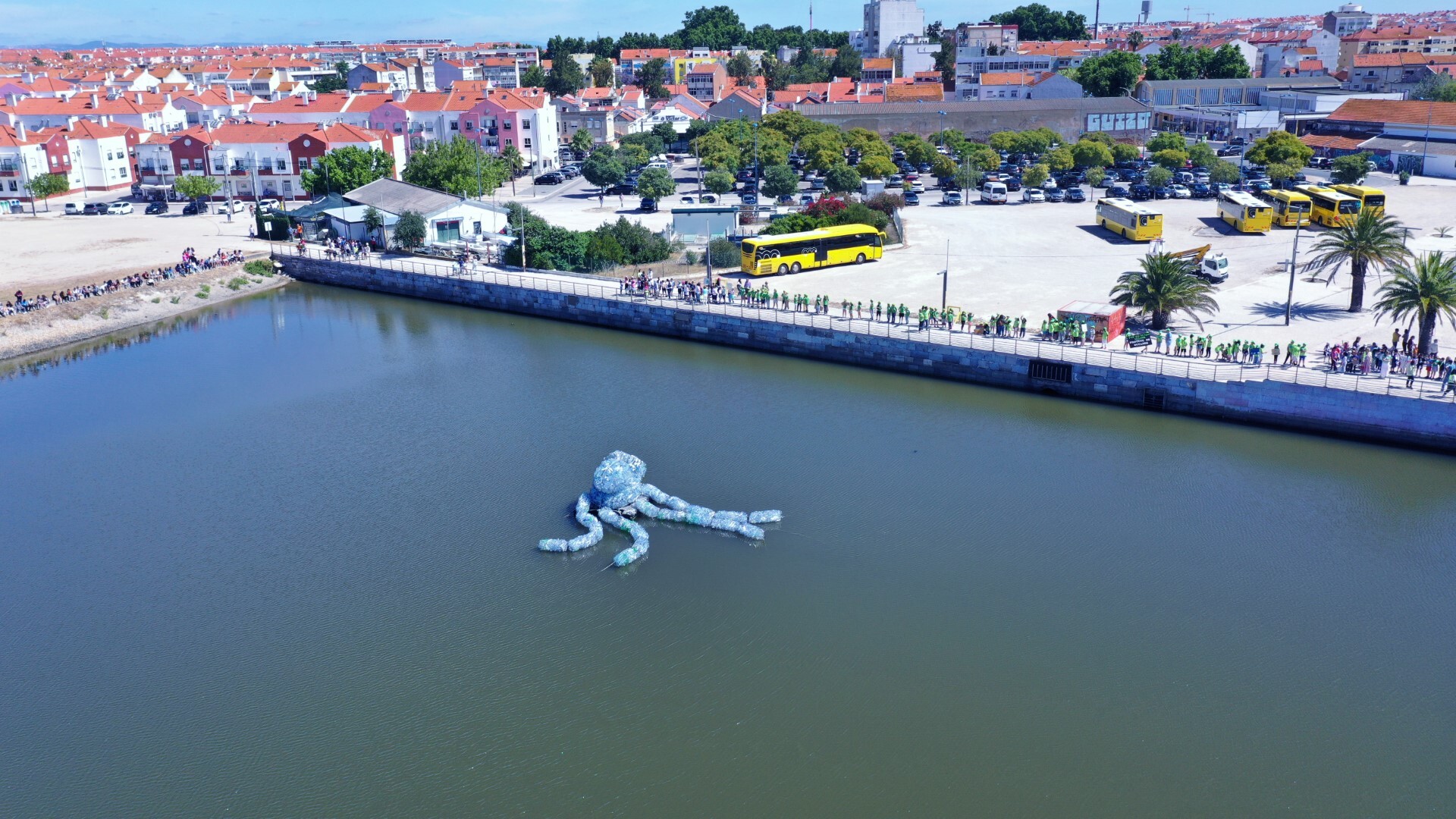Bicho-Lixo Marinho no Espelho de Água alerta para problemas ambientais
