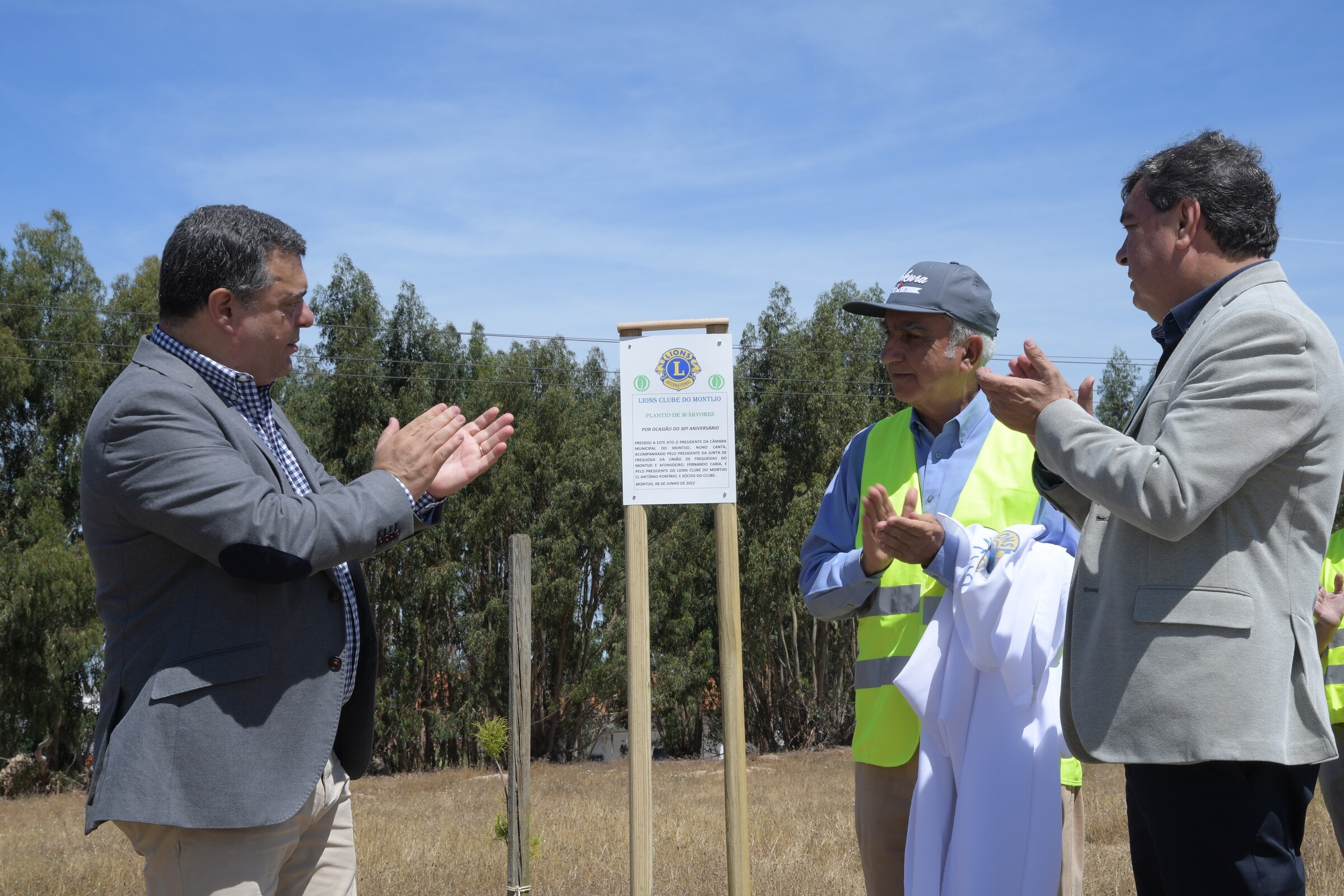 Lions Clube de Montijo planta 30 pinheiros em terreno camarário 