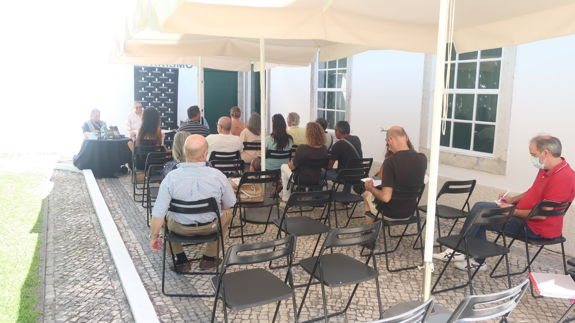 Vicente Lago lança primeira obra no Jardim da Casa Mora