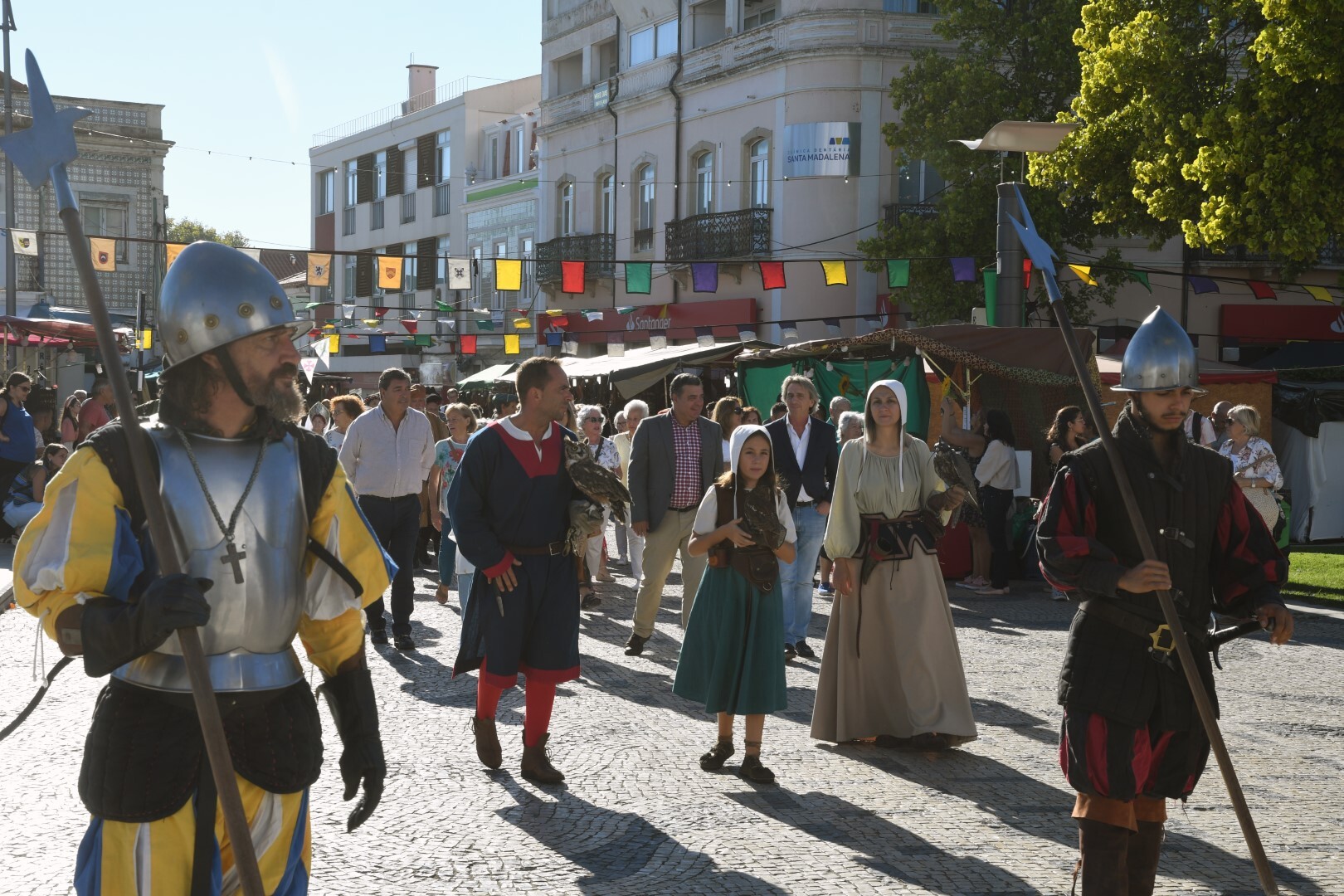 Milhares de pessoas vieram à Feira Quinhentista