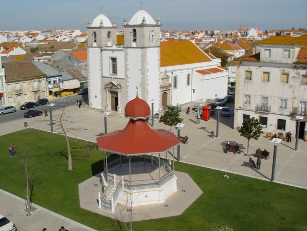 Apoio às famílias, comércio local e empresas em destaque