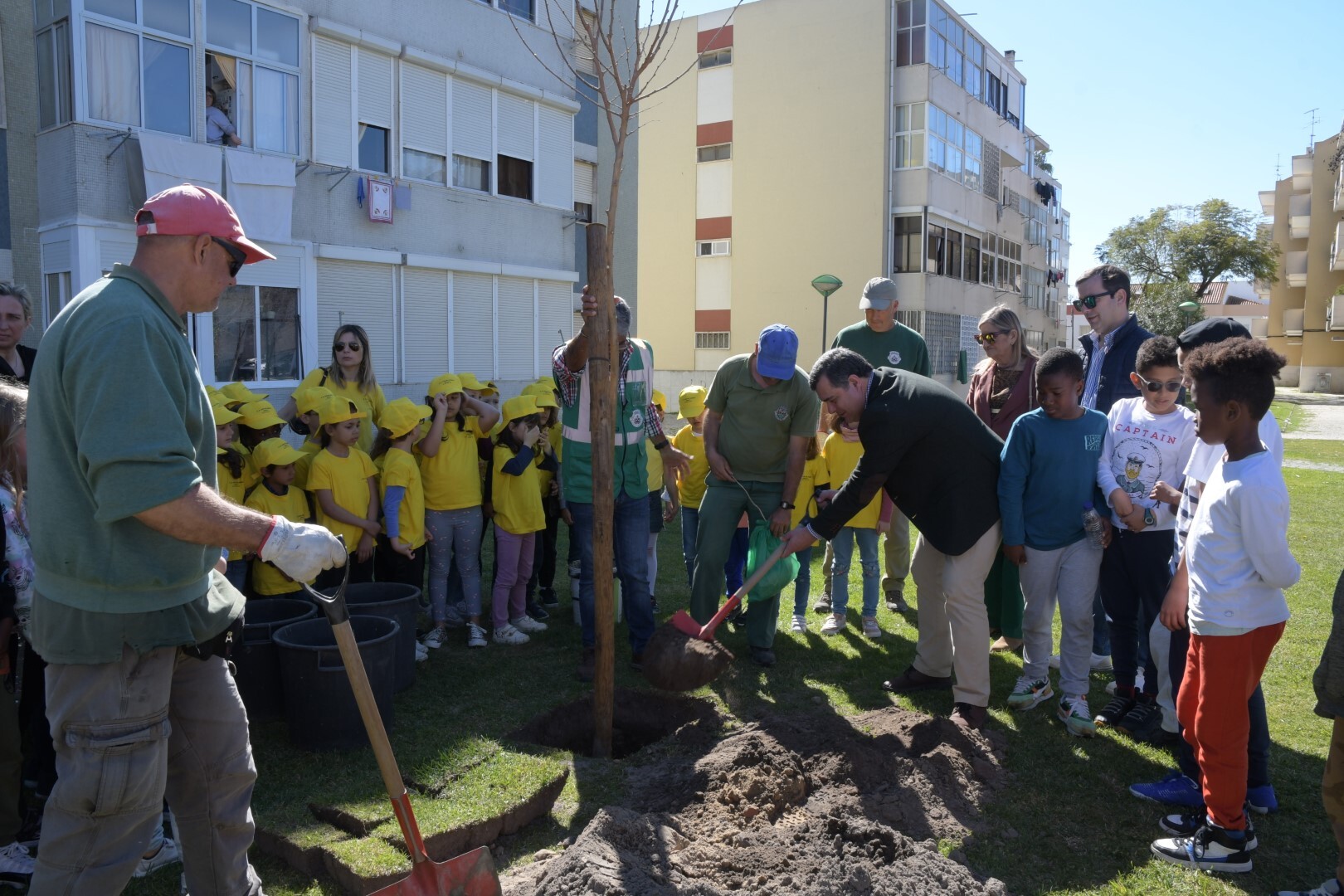Crianças plantam árvores no jardim da Casa do Ambiente