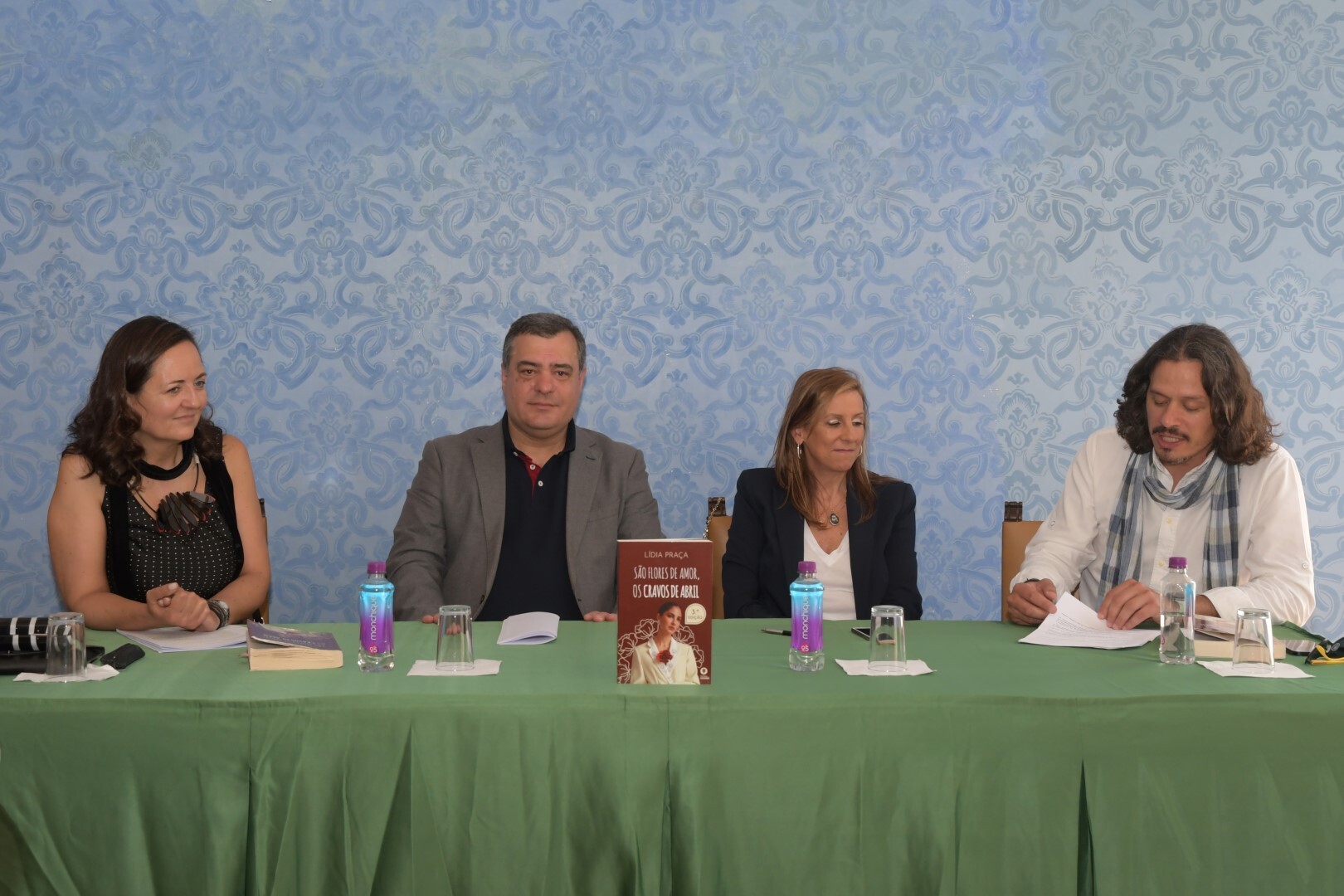 "São Flores de Amor, os Cravos de Abril" foi hoje lançado na Casa Mora