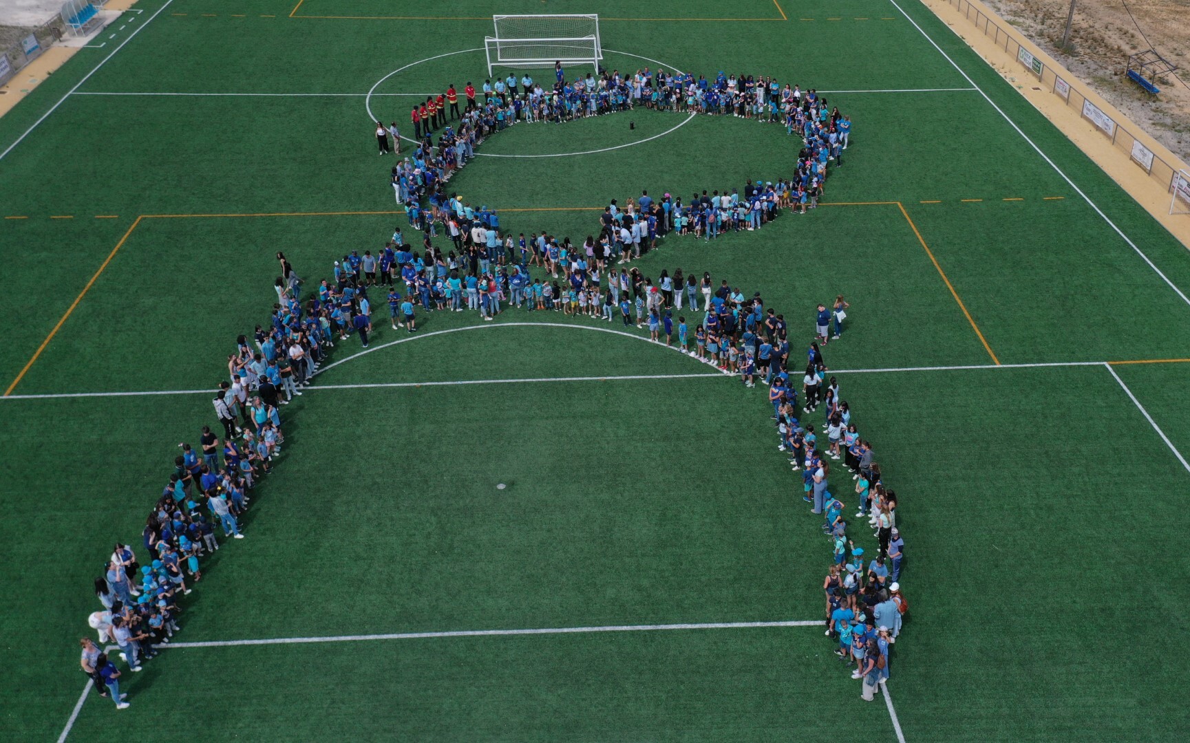 Laço azul humano junta 450 alunos em Pegões