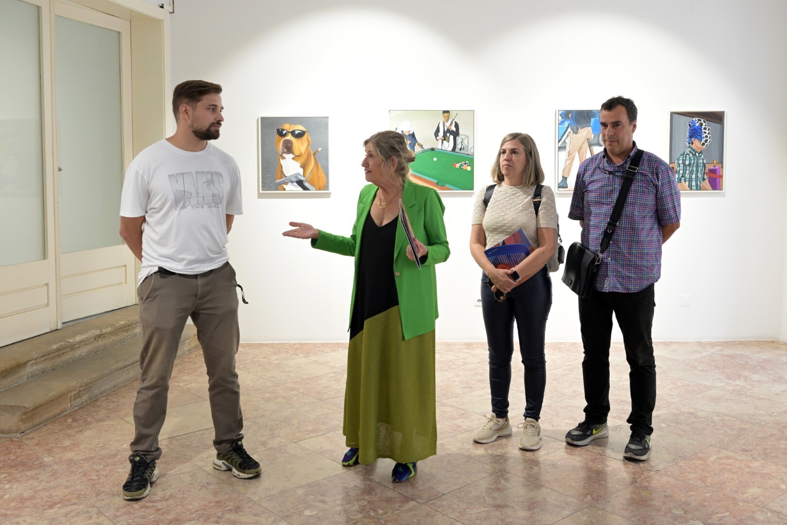 A beleza do estranho: O universo de Xavier Garrett em exposição