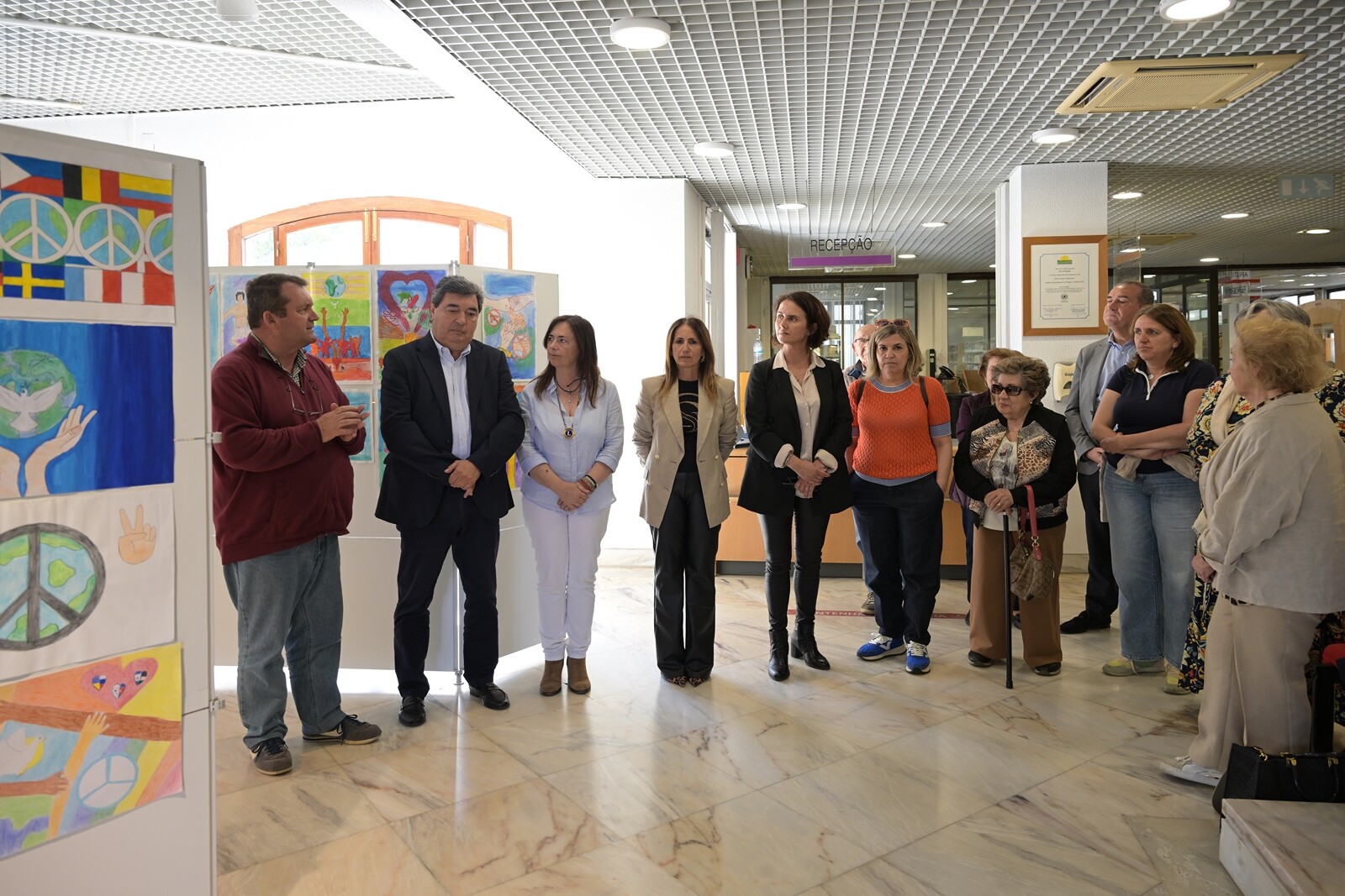 Exposição “Cartaz sobre a Paz” patente na Biblioteca 