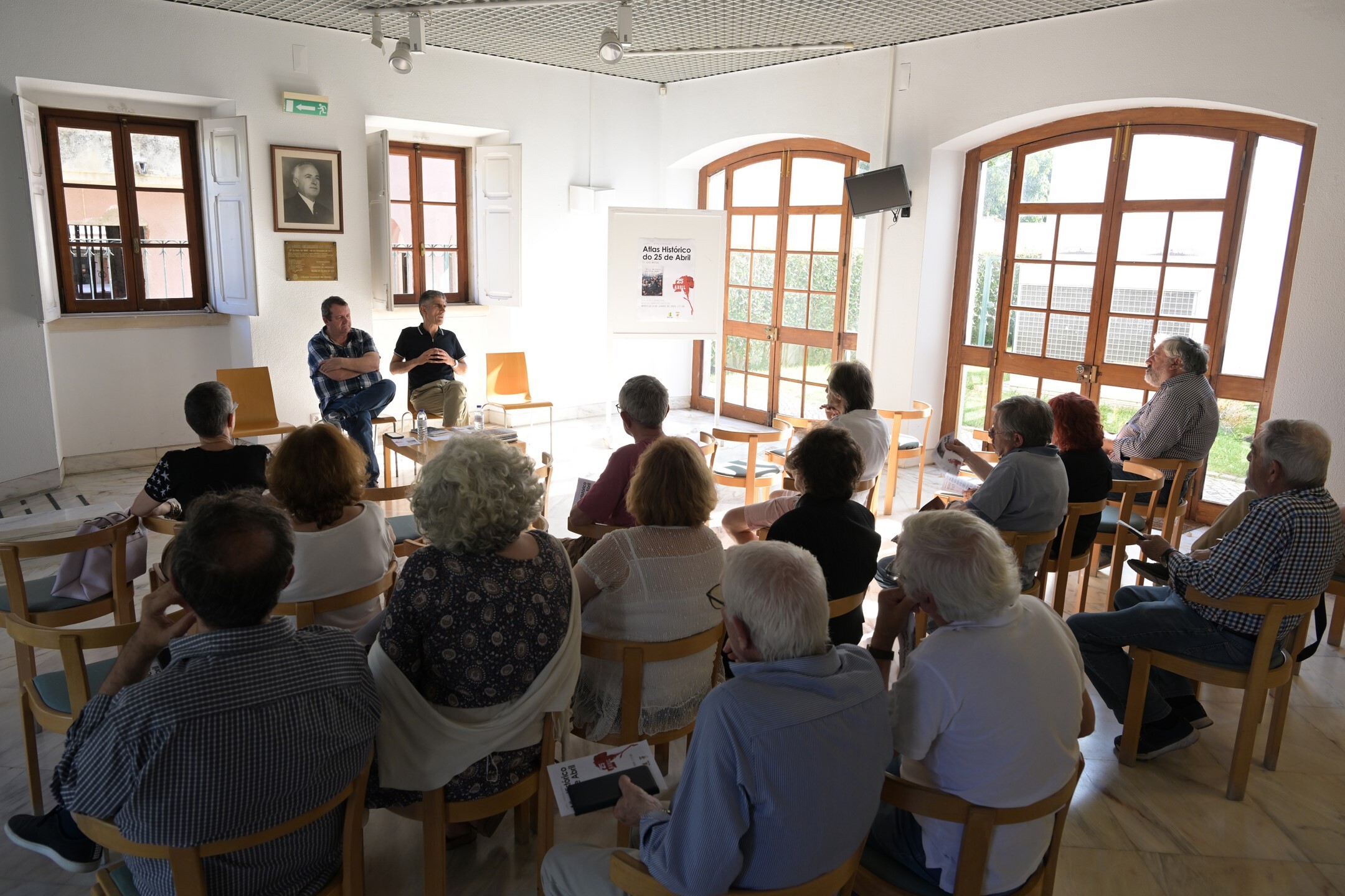 Biblioteca Municipal recebeu apresentação do Atlas Histórico do 25 de Abril, de José Matos