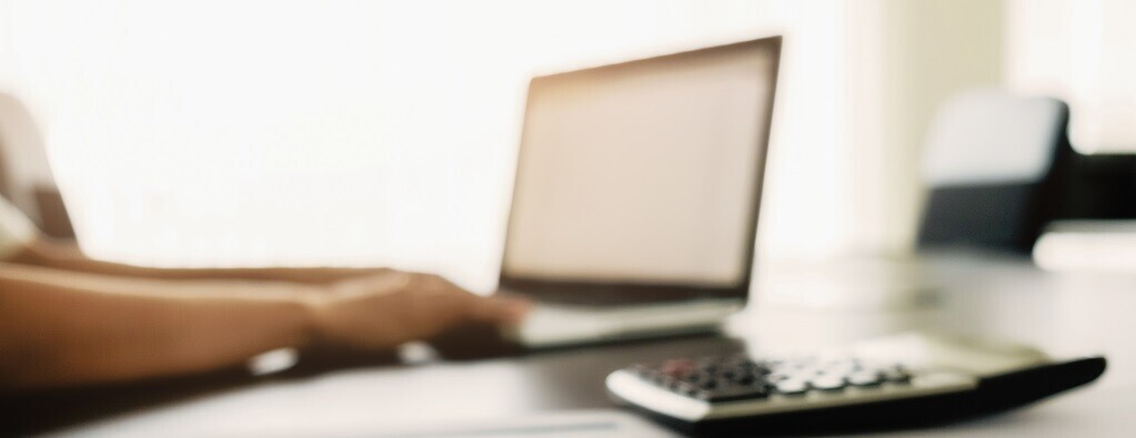 conceito-empresarial-com-espaco-de-copia-mesa-de-escritorio-com-foco-na-caneta-e-quadro-de-analise-computador-caderno-xicara-de-cafe-na-mesa-tons-de-entrada-filtro-retro-foco-seletivo